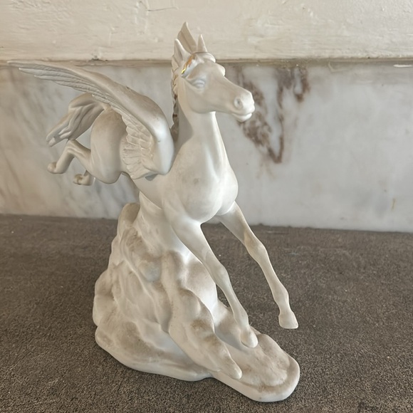 A Pegasus By David Cornell Porcelain Figure - Picture 4 of 5